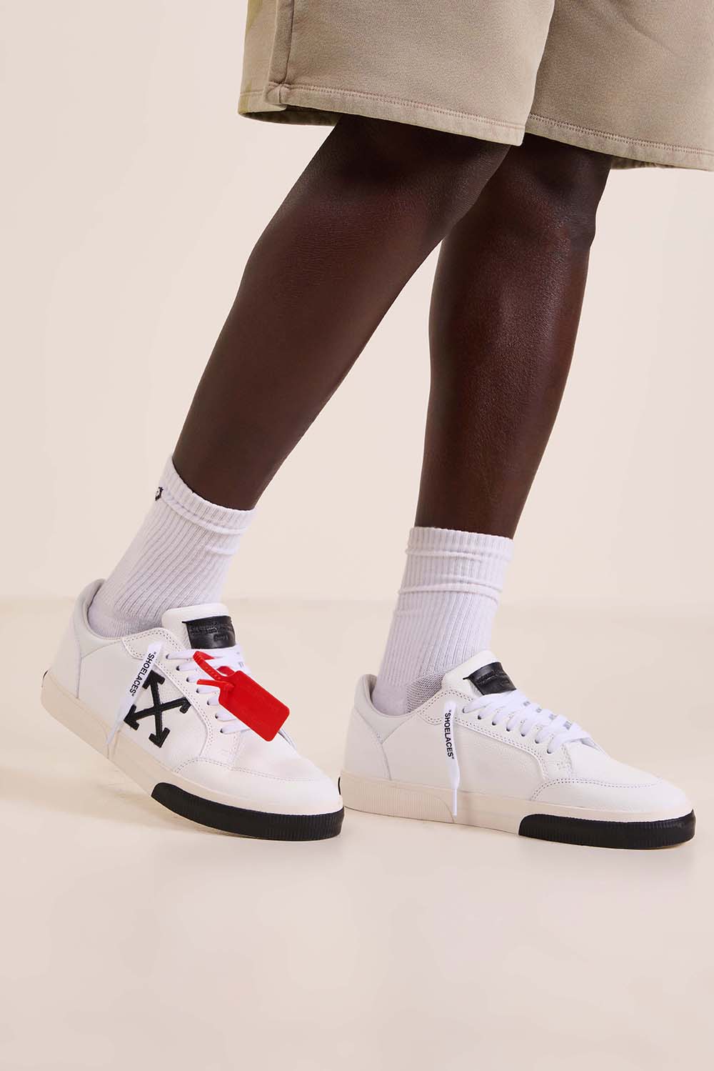 תמונת כל הלוק של נעלי סניקרס